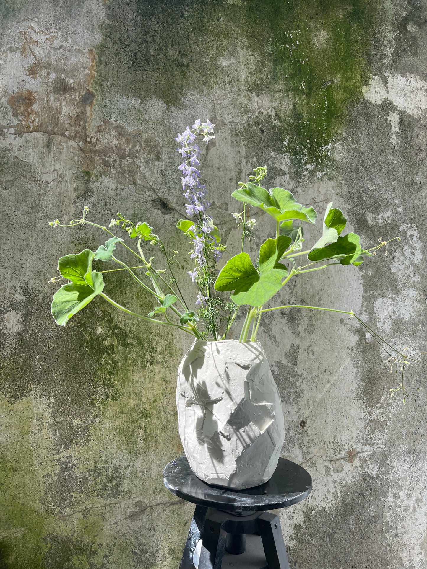 The second vase in the Supachura series transforms any space—whether adorned with flowers or standing alone. Like a stoic rock, its bold, rounded form adds a striking presence to your sideboard or dining table.