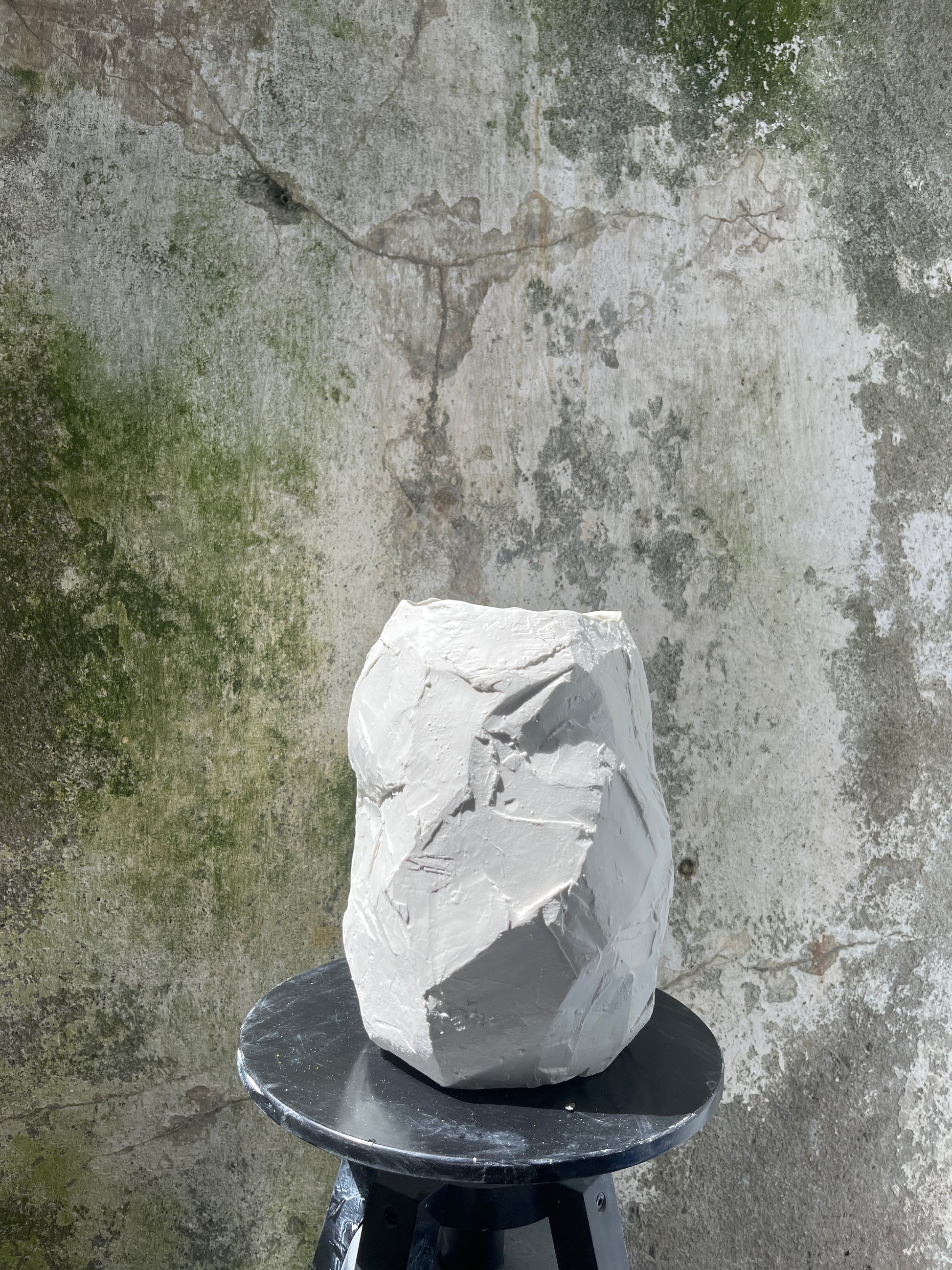 The second vase in the Supachura series transforms any space—whether adorned with flowers or standing alone. Like a stoic rock, its bold, rounded form adds a striking presence to your sideboard or dining table.